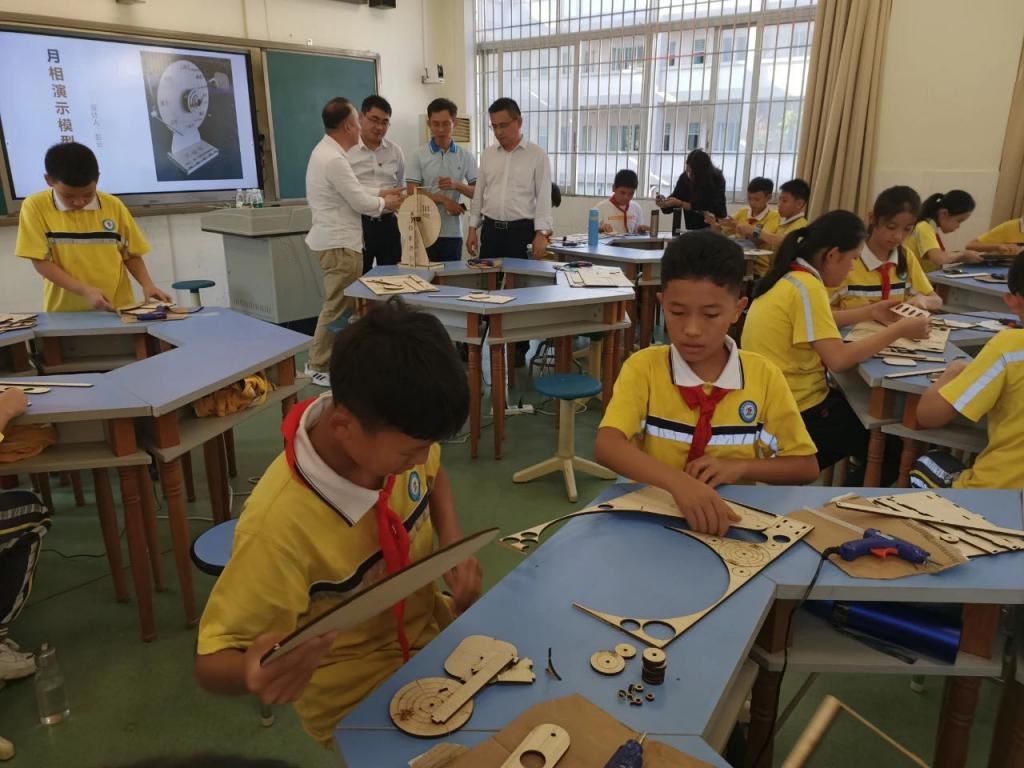 小学|“松湖七彩活动校园行”首场走进石排独洲小学