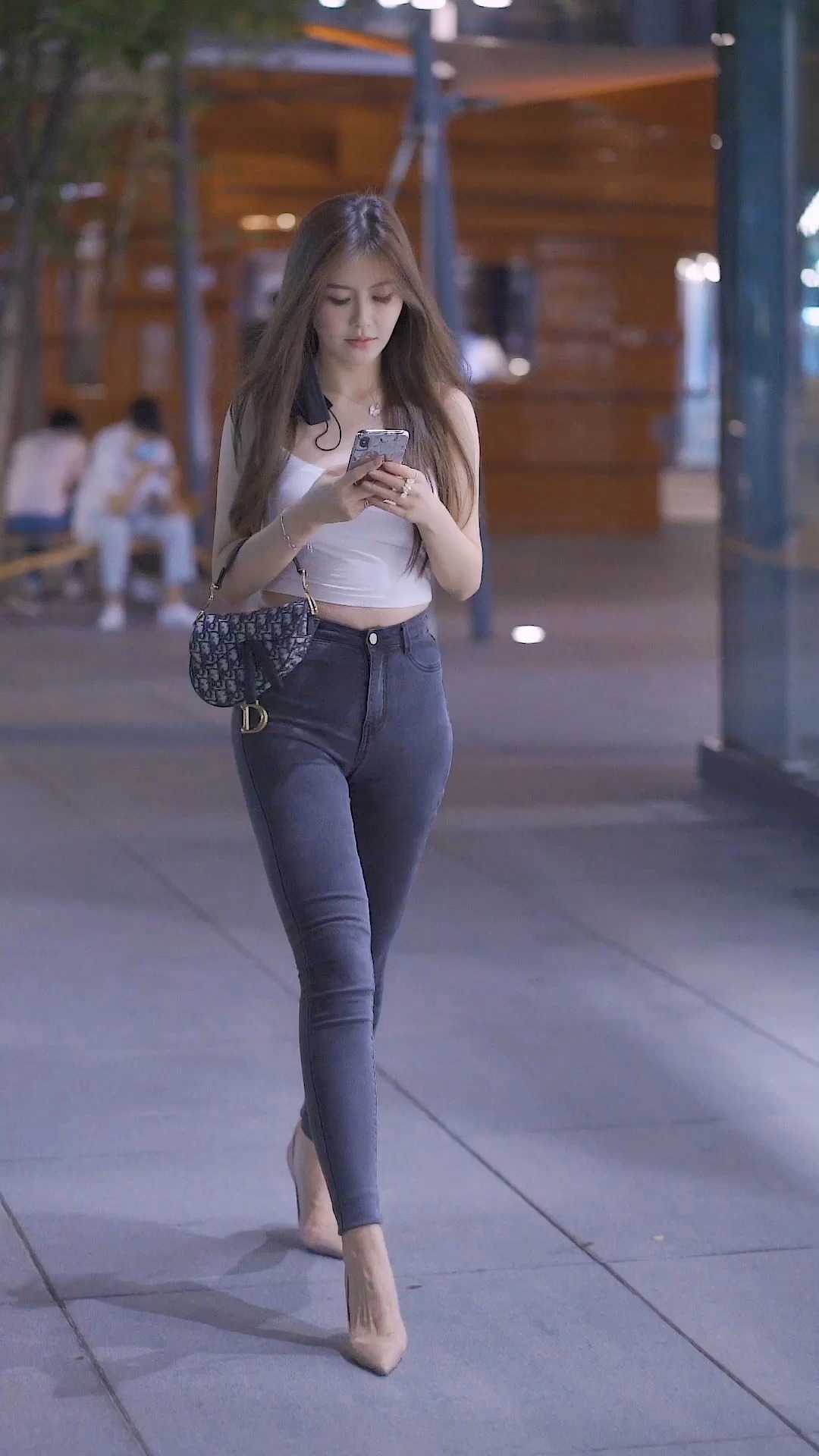 基础|街拍丰腴小姐姐的基础穿搭,简约吊带配米色高跟鞋,气质太迷人
