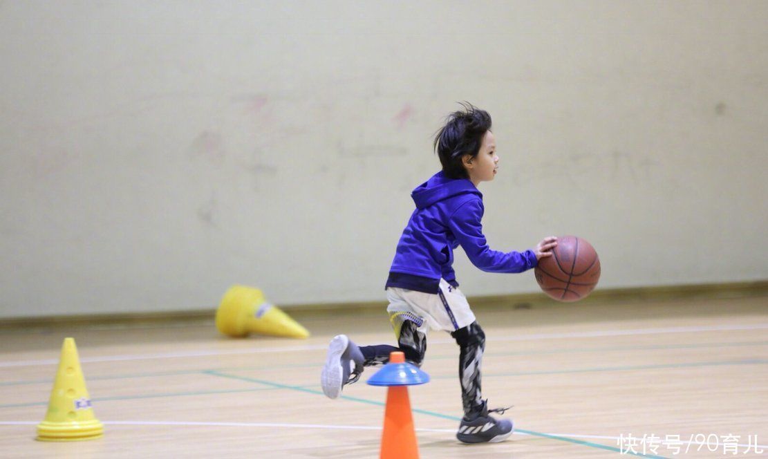 陪伴|8岁儿子沉迷玩手机,妈妈气急对孩子“动手”,深夜送孩子进医院