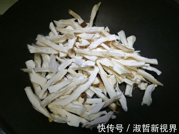 菌盖|杏鲍菇更地道的做法，下酒又下饭，简单又营养，一大盘不够吃！