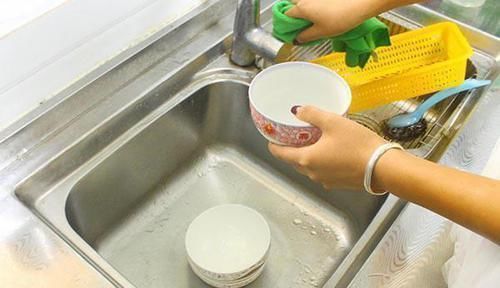 坏处|洗碗时,需注意什么错误洗碗坏处大,什么错不能犯
