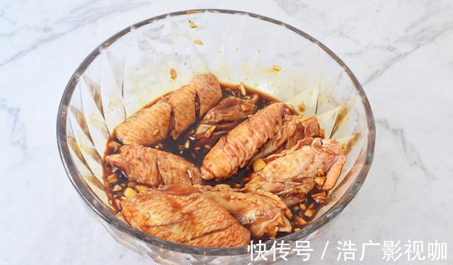 腌制|蒜香鸡翅的家常做法，外焦里嫩的，看着就香