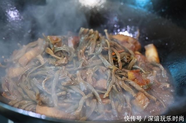  鲜豆角|干豆角怎么吃教你炖肉贴秋膘，豆角吸满了汤汁，混着米饭太香了