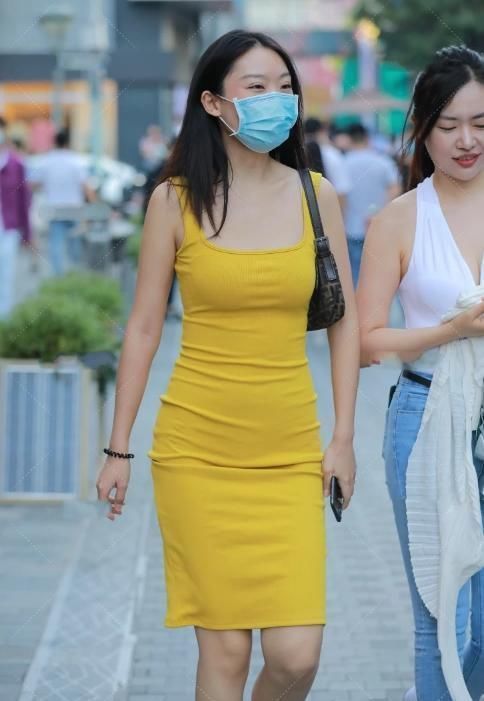 身姿|吊带裹身裙,尽显美女婀娜的身姿,洋溢着青春的美