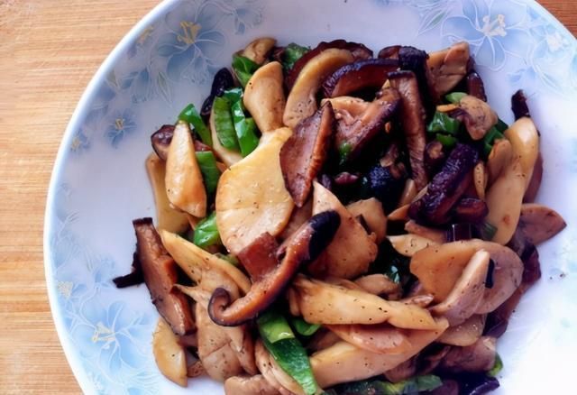 3样素菜一起炒,不放肉也很鲜美,简单营养鲜味足,大人小孩都爱