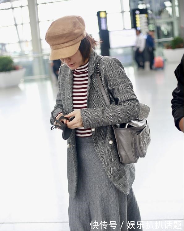 流行色彩 中年女人秋天别总穿一个颜色,不如试试这4种流行色彩,高级洋气!