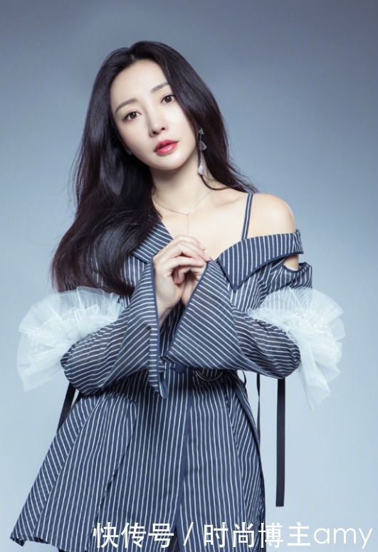 选择|谁说单调服装不可以穿出个性?“蕾丝隔段”非常明显,一般人驾驭不了