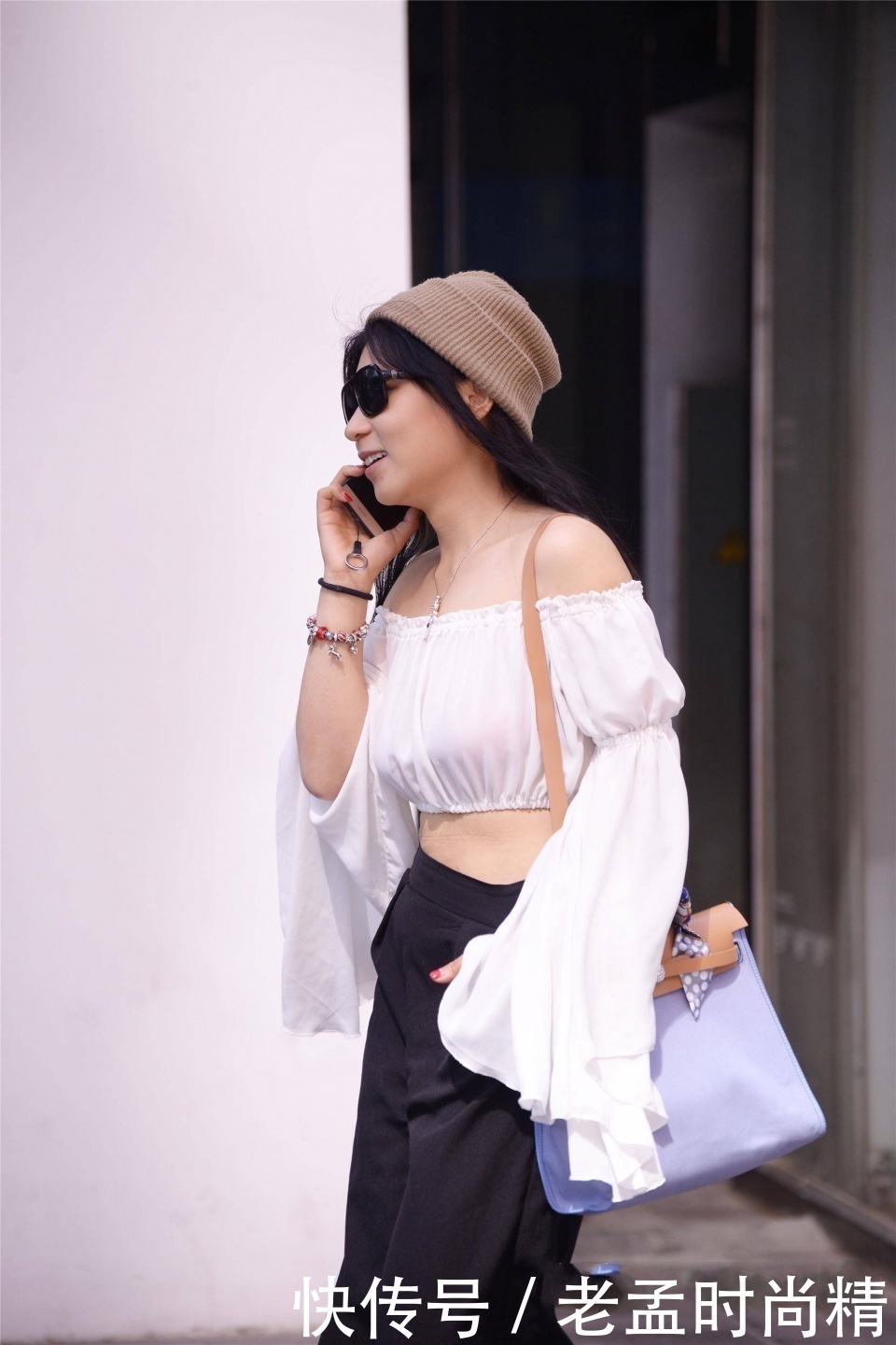 街拍:小姐姐深蓝色的花筒裙,走在街上成了焦点!