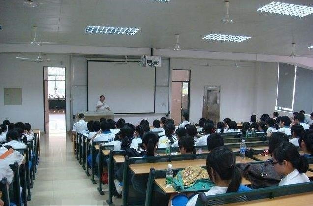 寄宿制|“再苦也不会让孩子住校”,白岩松谈寄宿制伤害,背后原因很现实