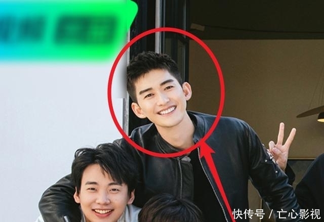 大合照|《桃花坞》第一张大合照上线,张翰站在旁边,只有四个人有座位