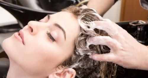 头发|洗头发时,先用洗发水还是护发素很多人做错,难怪头发越掉越多