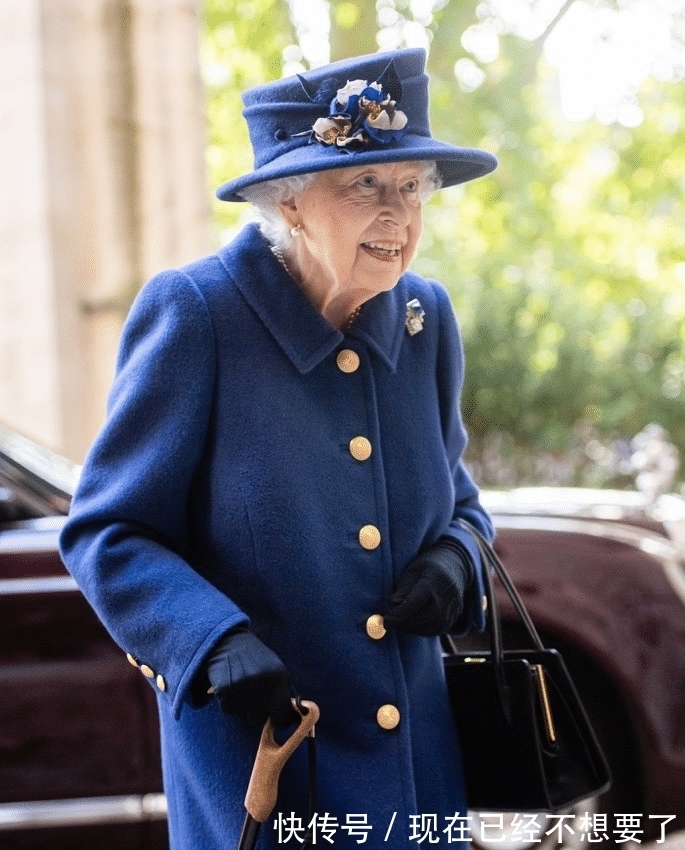 拐杖 英女王真的老了!走路要用拐杖,上次用拐杖还是在膝盖手术后