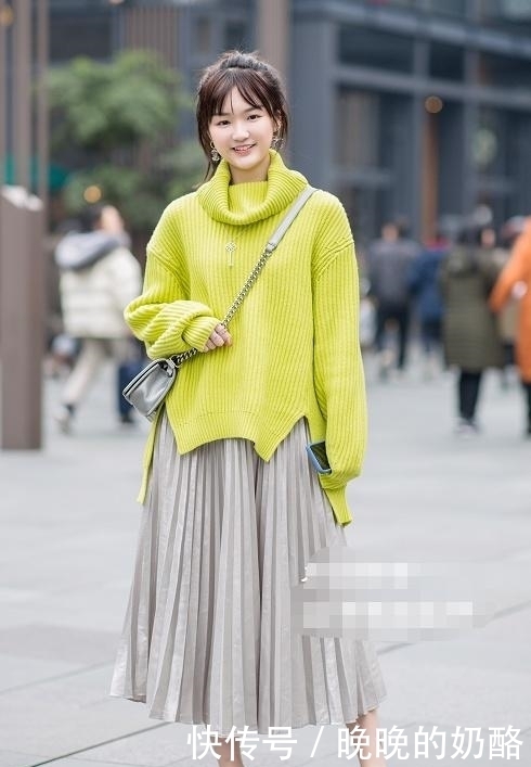 搭配黑色|街拍:图五马甲搭衬衫,下装消失露白腿,有种大学校花的气息!