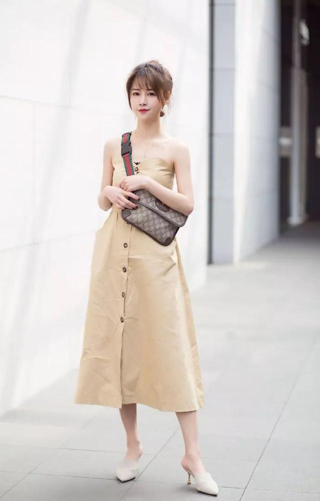 街拍:身穿吊带白裙美女,笑容甜美,把人的心都快融化了