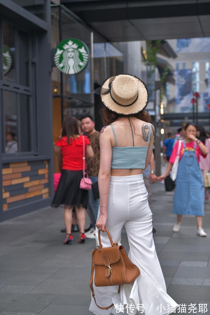 穿搭 吊带搭阔腿裤,波浪秀发优雅的拢在胸前,尽显满满女神范