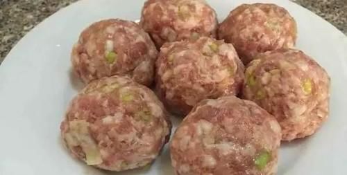 肥而不腻的红烧狮子头是如何做的呢？