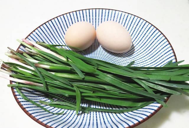 韭菜|韭菜做这饼,不用和面不用揉,搅一搅拌一拌,2分钟出锅,真香!