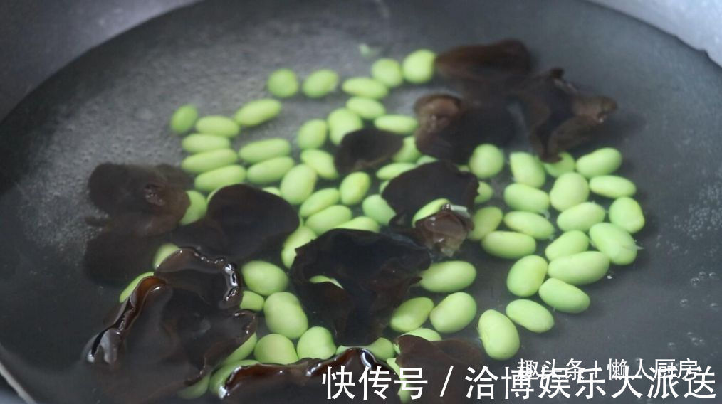 1张百叶，1块猪肉，教你做千张肉卷，配上毛豆和咸蛋黄，连汤喝光