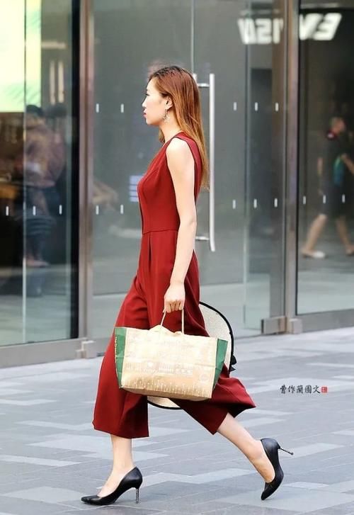 街拍：美女，用尖头细高跟添彩春装