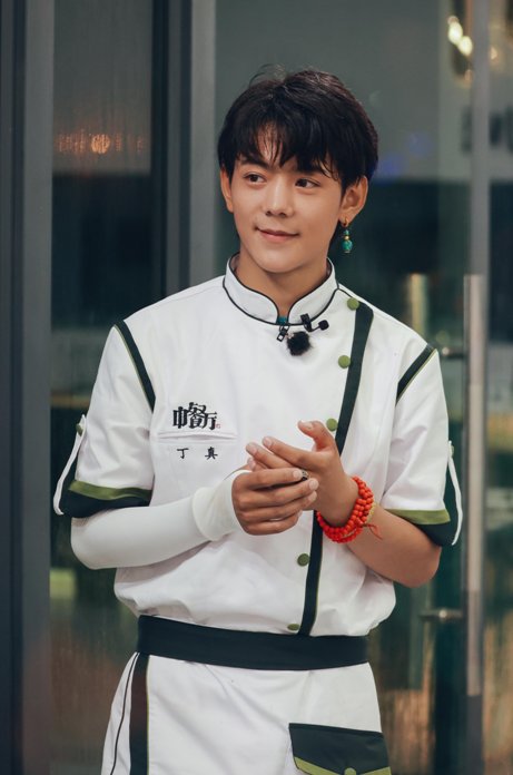 合伙人|《中餐厅5》全员暖心火锅局，看“社恐人”丁真、姚安娜自我突破