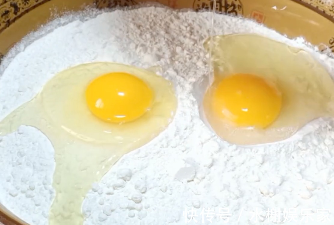 原来油条这么简单，早起给家人炸一盘，外酥里嫩，个个空心