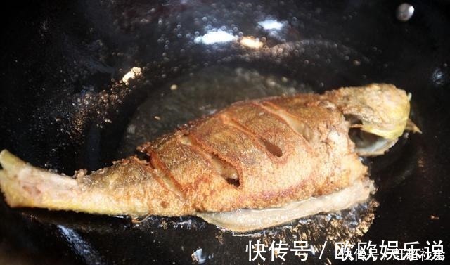 不粘|煎鱼时,先别着急下锅煎,掌握2个小技巧,不破皮不粘锅、鱼不腥