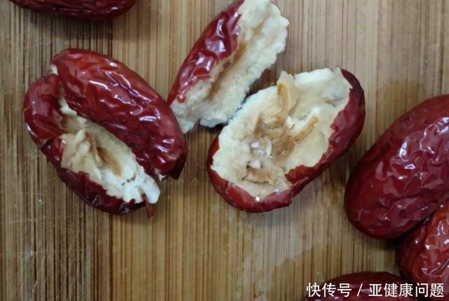 蒸发糕时，别只会放酵母粉，教你1招窍门，发糕蓬松暄软，不粘牙！