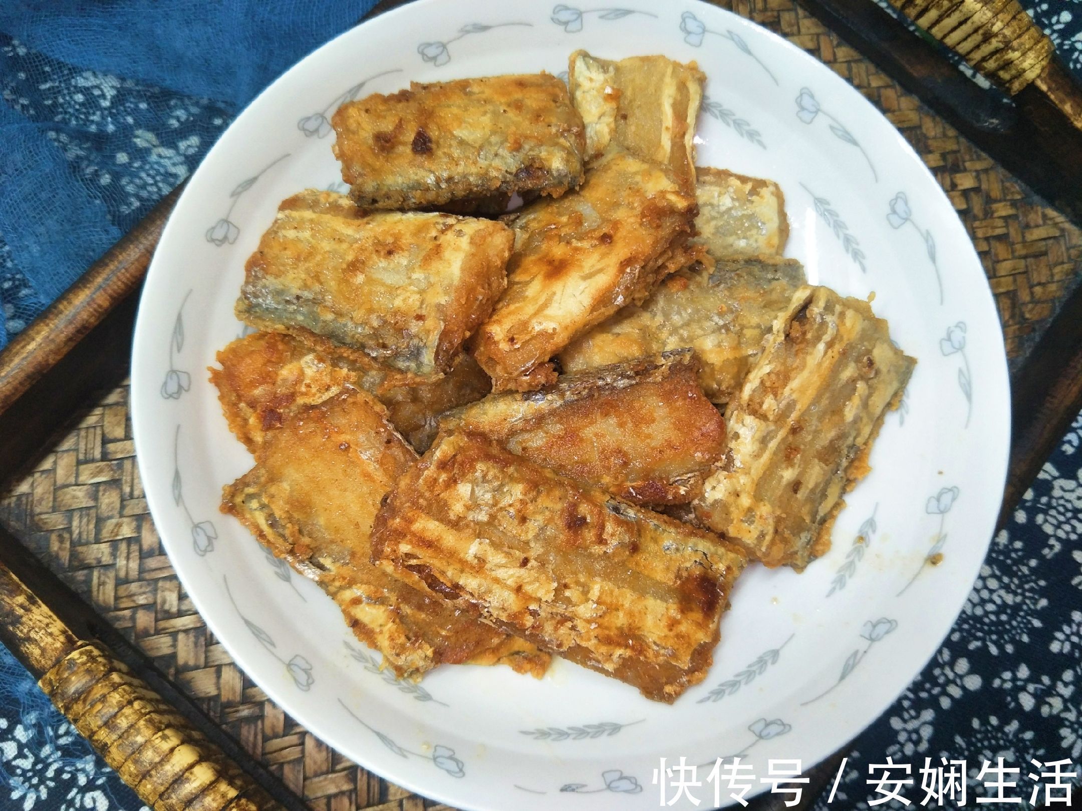 冬天煎带鱼时，别挂面糊了，简单蘸一蘸，出锅酥到掉渣