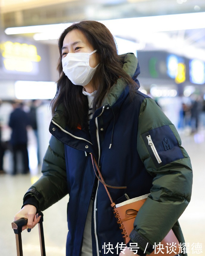 衣服|刘雯机场私服穿搭,衣服超级百搭,黄袜子惹眼