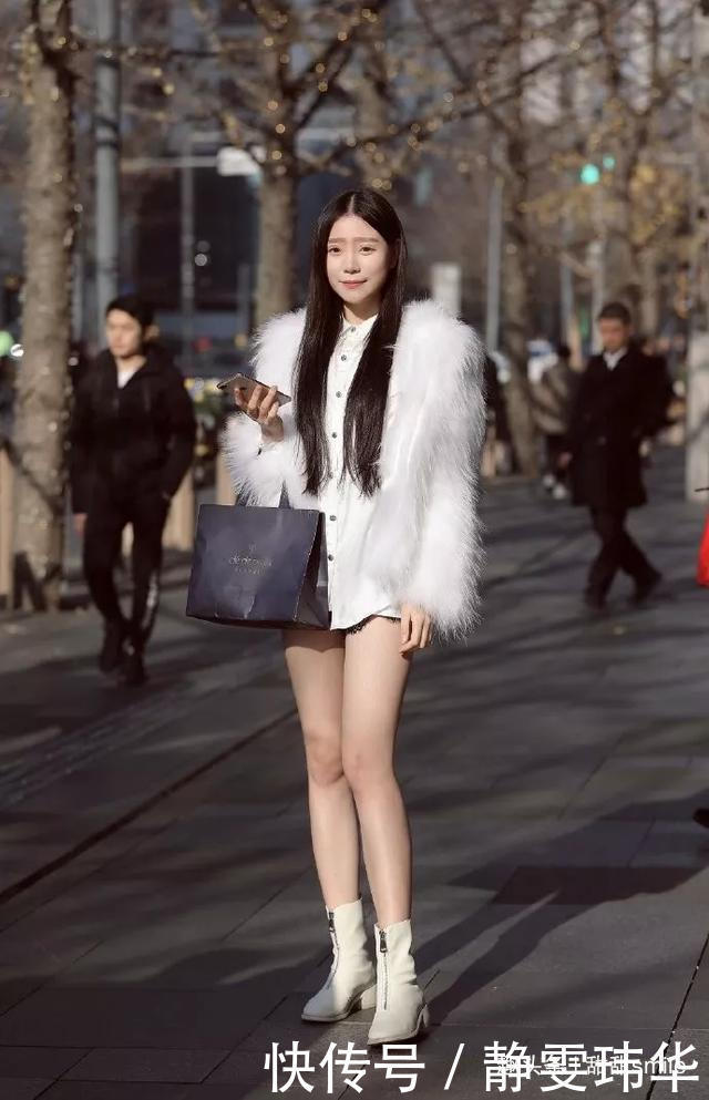 美女脚上穿着一双黑色的小高跟鞋，尽显女性优雅的魅力气质