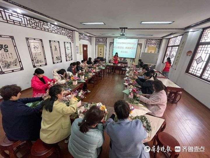 上高街道双龙社区举办“花心致匠心，共建聚党心”插花活动