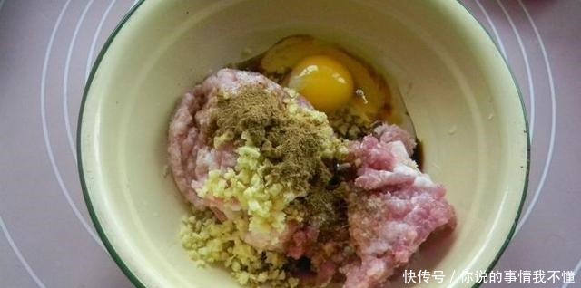 蒸饺好吃有诀窍,学会这样做,皮儿软韧,馅儿鲜香,蒸一锅不够吃