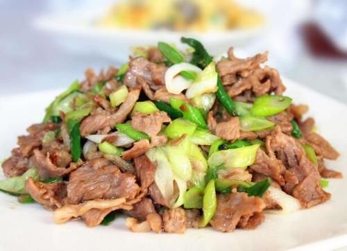 美食推荐：葱爆羊肉，家常红烧鱼块，麻辣鱼泡，青椒炒蛋的做法