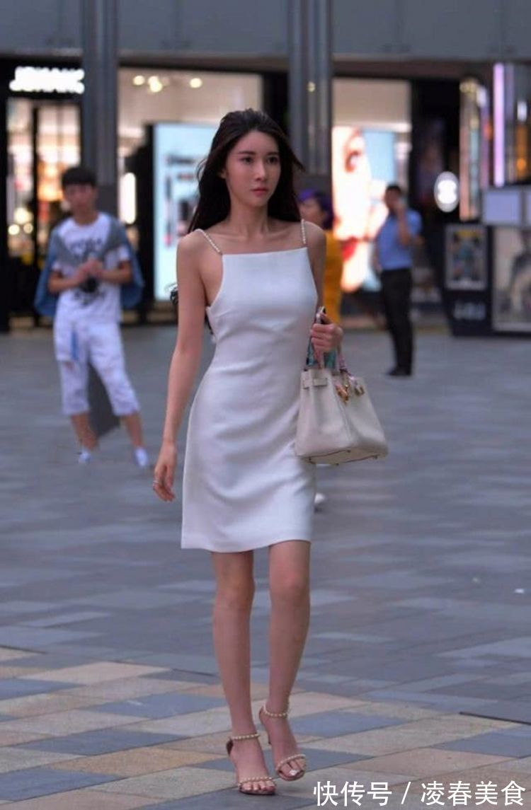 穿衣风格|街拍：营造浪漫唯美的魅力，舒适透气的打底裤，美女秀出玲珑身姿
