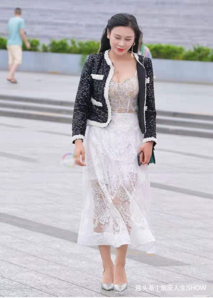 高跟鞋 白色蕾丝连衣裙搭配黑色白色斑点外套,轻薄透气,层次感十足