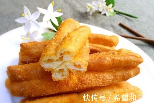 炸油条,发面不只加酵母,教你小方法油条酥脆,又香又膨又好吃!