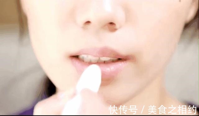 死皮 现在很多女生不化妆只涂口红!