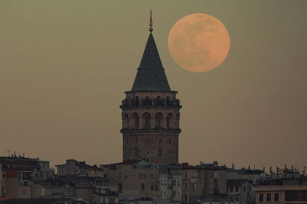 惊艳!“超级粉红月亮”在世界多国登场