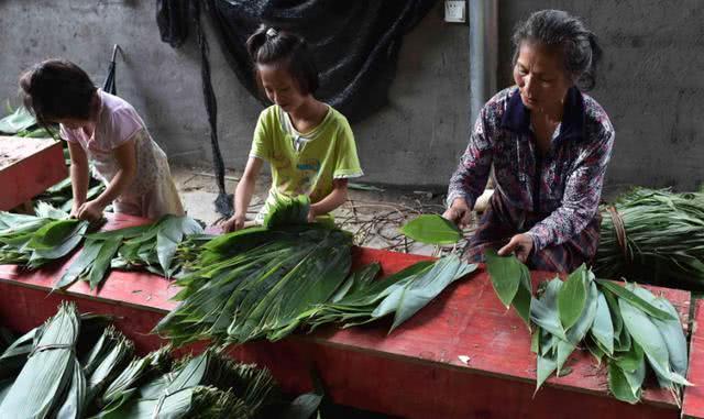 老人|父母出门旅游,让乡下婆婆帮忙带娃,回来后闺女让妈妈“崩溃”