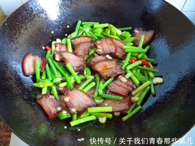 炒腊肉又干又硬?错在第1步,下锅前多做1步,香软有嚼劲,真好吃