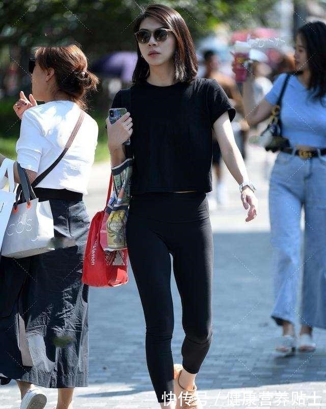 穿搭 黑色纯色短袖搭配黑色纯色打底裤，日常上班穿搭，轻松自在！