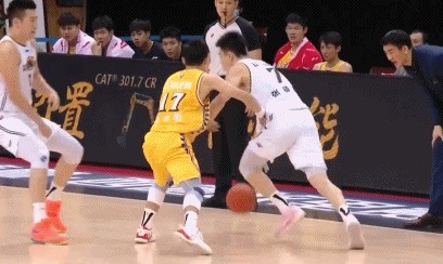 上场|隔着就是砸!好久没在CBA看到这么残暴的一幕了!