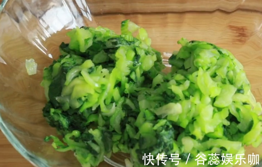 搅拌均匀|蔬菜包子翠绿不变色?掌握这个小窍门,松软鲜香,青翠不发黄