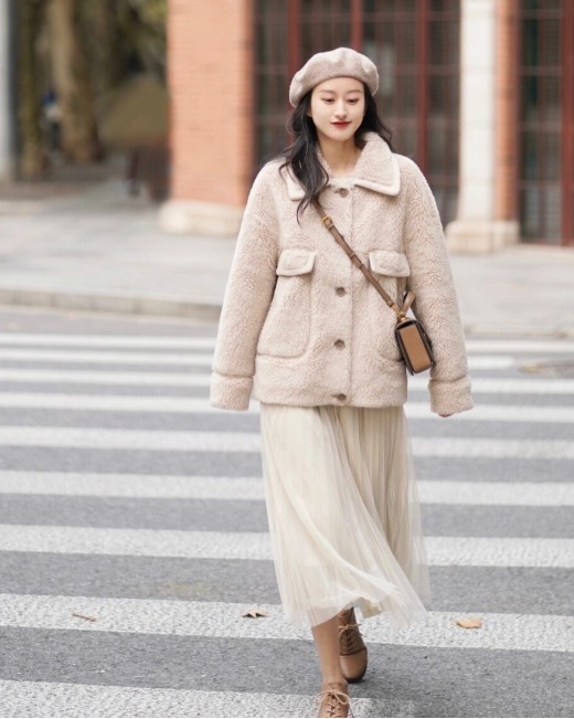 小姐姐|穿搭羊羔毛外套怎么穿出高级感?掌握这几套穿搭法则,好看又减龄!