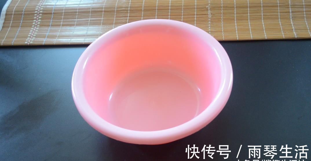 冲洗|凉席脏了别再用水冲洗了, 教你5分钟清洗凉席, 洗的干净还能除螨