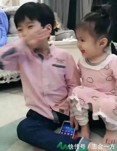 哥哥正在看电视,妹妹一口亲了上去,哥哥的