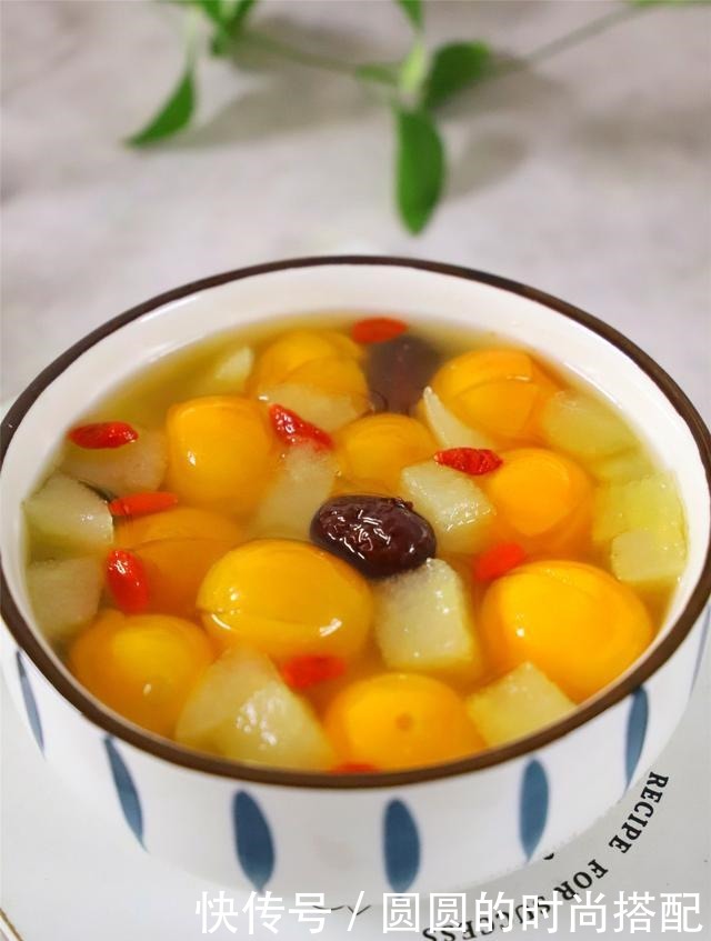 冬天,雪梨和它天生一对,炖一炖,清甜滋润,每天一碗,全家受益