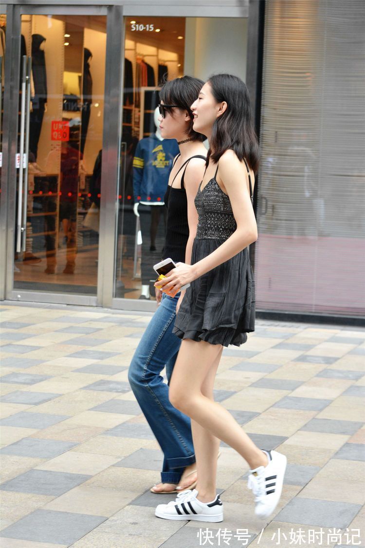 裙子 街拍:裙子和白色平底鞋搭配,显得腿更细。