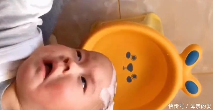 妈妈|妈妈给娃洗头vs爸爸给娃洗头，宝宝表情逗乐网友：人间真实