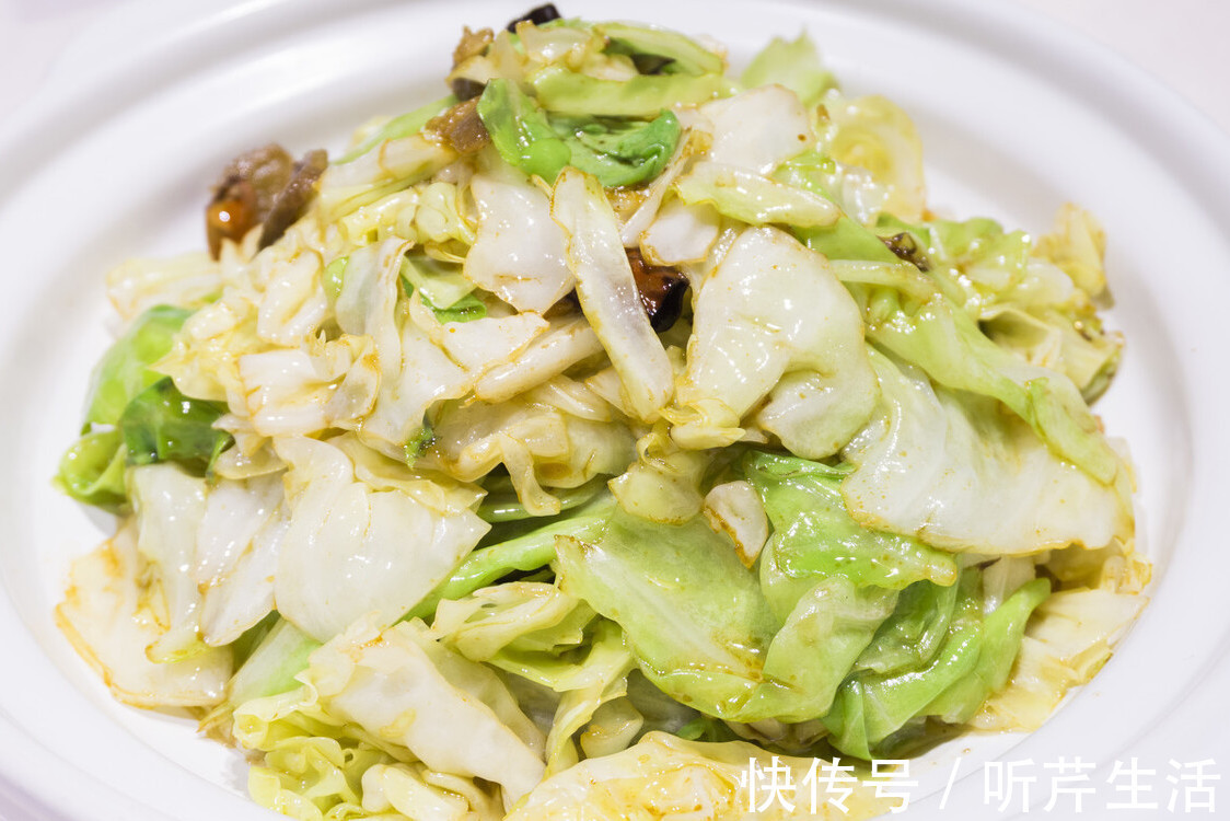 猪油|炒包菜,别再直接下锅了,牢记这1步,包菜更爽脆,颜色更翠绿